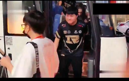 爆料网红女友被打视频,真相背后引发网友热议