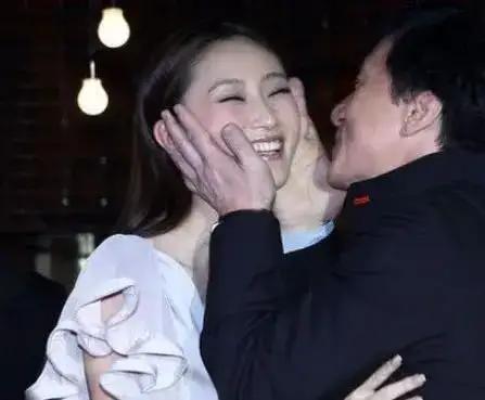 明星亲吻爆料视频合集,明星甜蜜亲吻瞬间大盘点 第3张 明星亲吻爆料视频合集,明星甜蜜亲吻瞬间大盘点 第3张