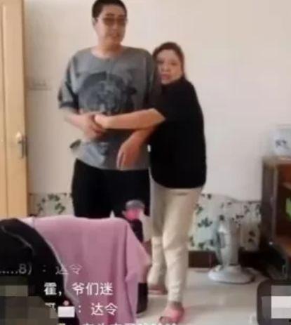 网红爆料新恋情视频播放,甜蜜视频引网友热议  第3张