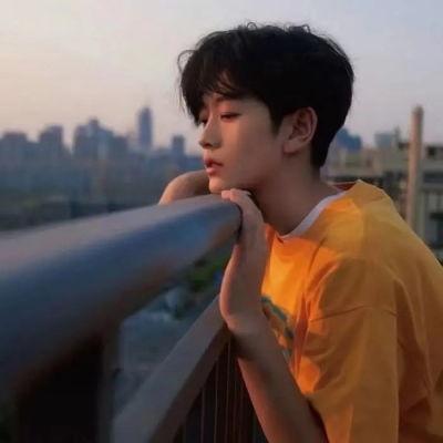 娱乐吃瓜头像男真人版,揭秘网络红人的真实面貌 第2张 娱乐吃瓜头像男真人版,揭秘网络红人的真实面貌 第2张